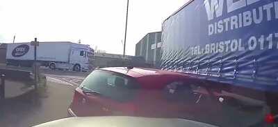 Idiot lorry driver misjudges turn