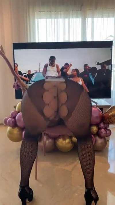 Should a 40yr old mom shake her big asd on Reddit in 2021 ? 😏