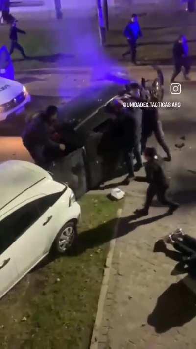 ROBAR, VOLCAR Y SER
CIVILIZADO POR LA POLICÍA BONAERENSE