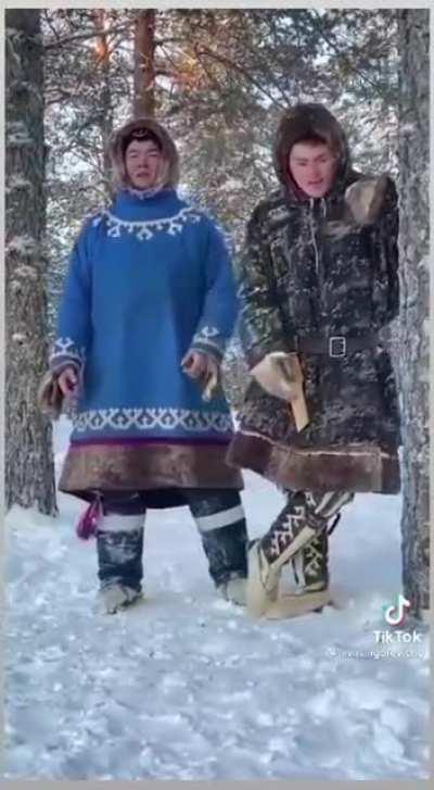 Патриоты России выучили стих Есенина.