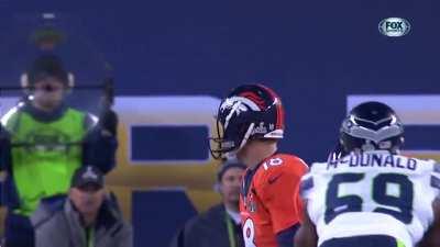 [Highlight] The Broncos have trouble with the snap on the first play of Super Bowl 48