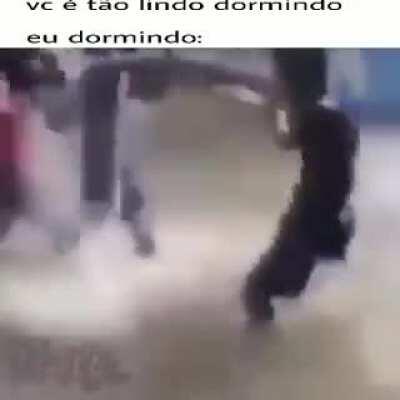 Quem nunca foi na casa de um amigo e teve que acordar ele kskskks