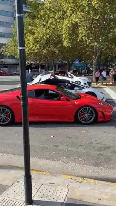 Y el tuyo hace esto? *se va enojado*