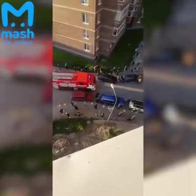 In St. Petersburg, people dragged a car that prevented firefighters from passing