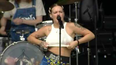 Tove Lo loves flashing boobs during her concerts