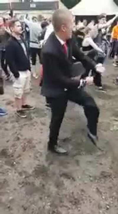 Sparkassen Mitarbeiter nachdem sie die 3 Bausparverträge verkauft haben.