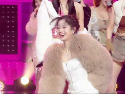 Dahyun dancing Sana's part during SMF's first win encore