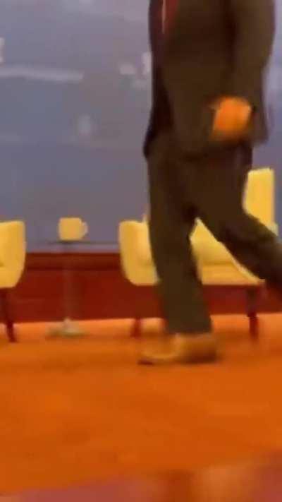 To be a real grown man/politician in high heels👠