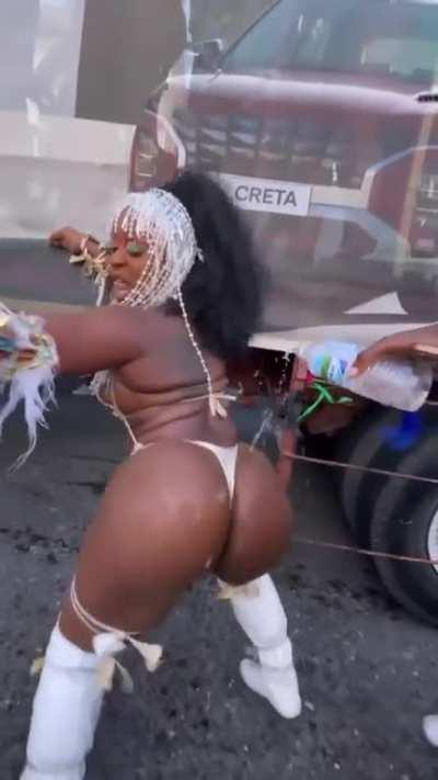 WET 🍑💦 (@fitgyal_tia) 