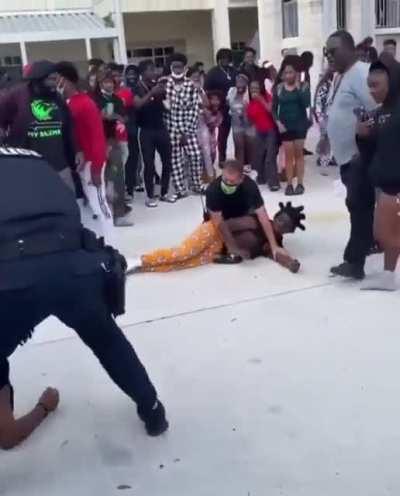 Bruh they beat the pants off this nigga 😭 florida just different