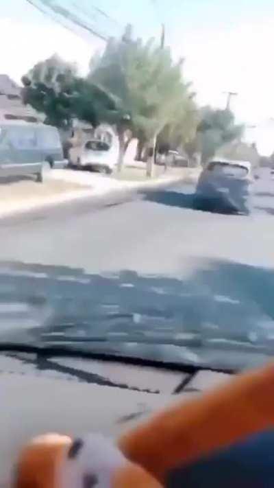 Video muestra persecución dentro de población provocando volcamiento de otro vehículo. Sushi del copiloto se presume sin riesgo