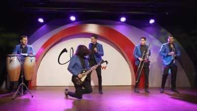 🎶Se puso la Pfizer, ya se siente gringo🎶