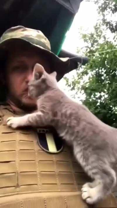 Ukrainian defender welcomes new member of the UA mewrmy division