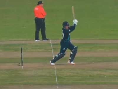 Marais Erasmus real life shitposting in after Illingworth won Best Umpire Award