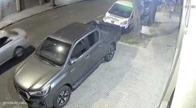 Pibitos se entretienen arrojando naranjas a los vehículos hasta que un conductor se calentó