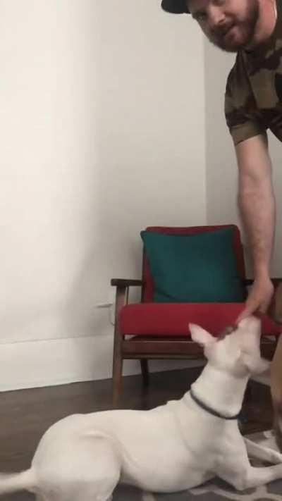 Мужик показывает знак 