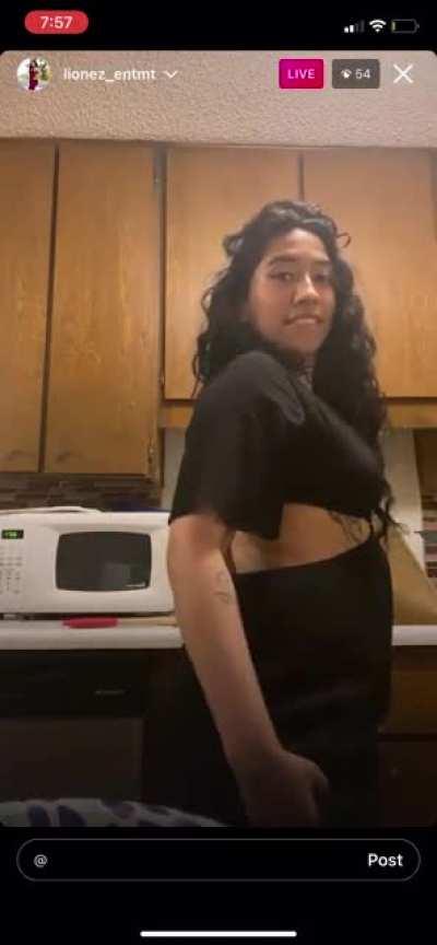 She had to sneak so her boyfriend didn’t see her😍