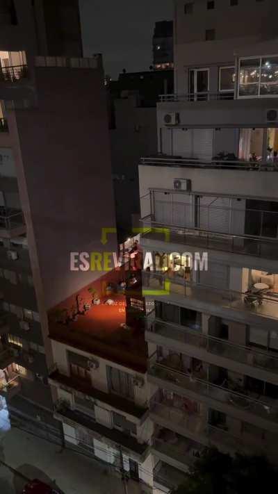 Vecinos discuten desde los balcones por el cacerolazo 