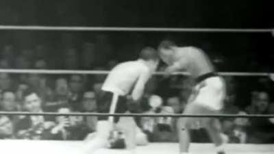 Sugar Ray Robinson lands a great combination on Jake Lamotta
