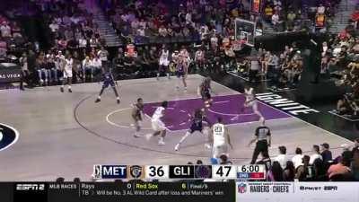 [Highlight] Scoot toys with the defense and finishes over Wemby!