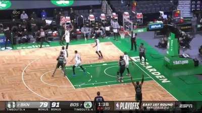 [Highlight] Jayson Tatum displays his handles and hits the step back for 38 points.