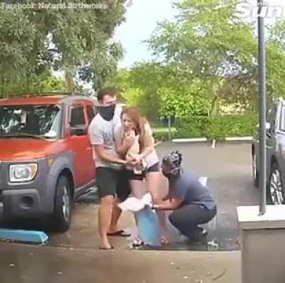 Just randomly giving birth on a street. not a big deal