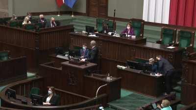 XD Polish MP threatened the Health Minister 