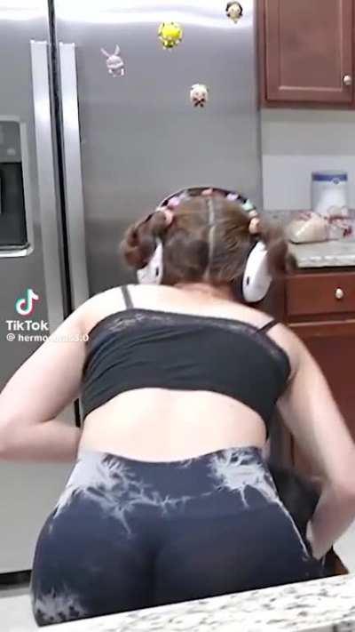 Que ganas de reventarle el culo y llenarselo de leche 🥵