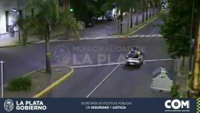 [LA PLATA] Pibes viajan sobre el techo de un Kwid por la ciudad hasta que los ve la cana (Final Feliz)
