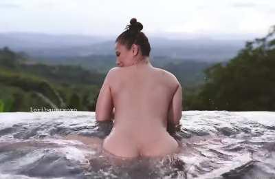What’s better than a naked curvy woman outdoors