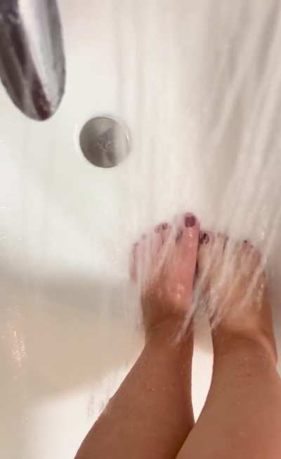 Good morning world! Who wants to join my and my feet for a shower together? 👣💧