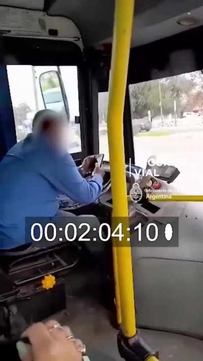 Linea 338: Filmaron a un bondiman usando el celular mientras conducía y lo rajaron