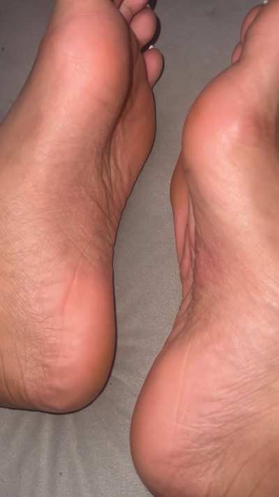 Scrunching my wrinkly latina soles