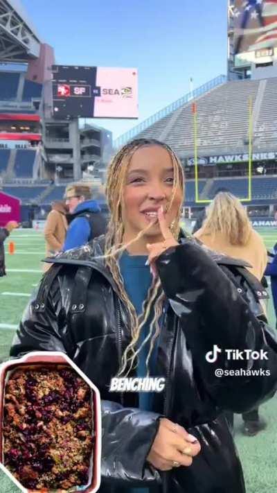 Tinashe Plays 'Start, Bench, Cut' with Thanksgiving Foods – Pre-Anthem Fun Before 49ers vs. Seahawks! 🍂🎤 