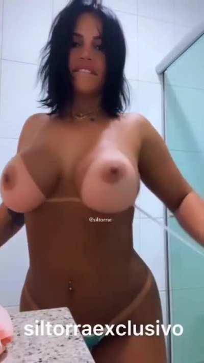 SilTorra cavalona. Pensa num peitão gostoso 🤤