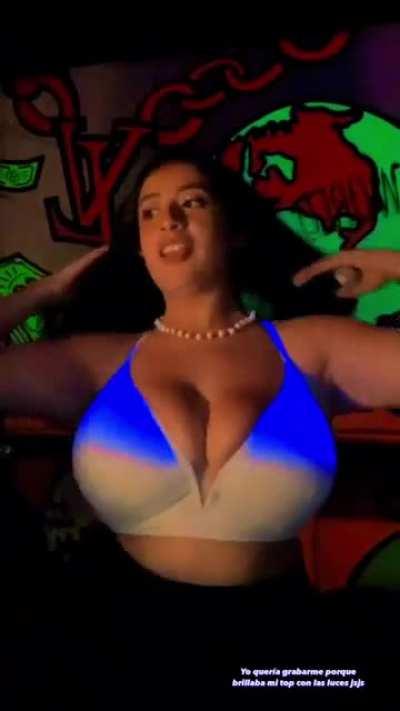 siempre haciendo qué le vean todos