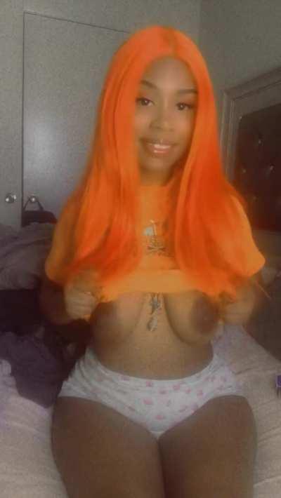 18 and I love to show off my boobs 😩 bite them 💦