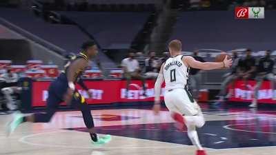 [Highlight] Donte DiVincenzo's steal leads to a creative alley oop to Giannis