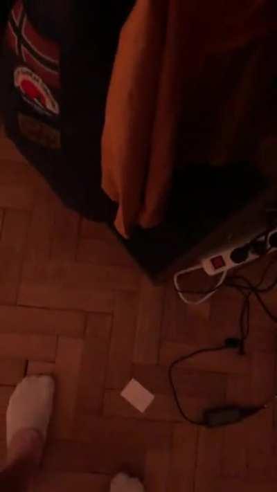 Kann mir einer sagen, was dieses Geräusch ist? Immer wenn ich in meiner Altbauwohnung auf genau dieses Stück Boden trete hört man dieses „Ping vom Ende des Videos. Ich denke es kommt von der Wand hinter meiner Kommode. Ich wäre Antworten sehr dankbar.