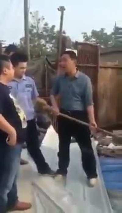 当拆迁队长嚣张的喊出“拆”的口令，冲突到达了最高潮！这下拆腻子了