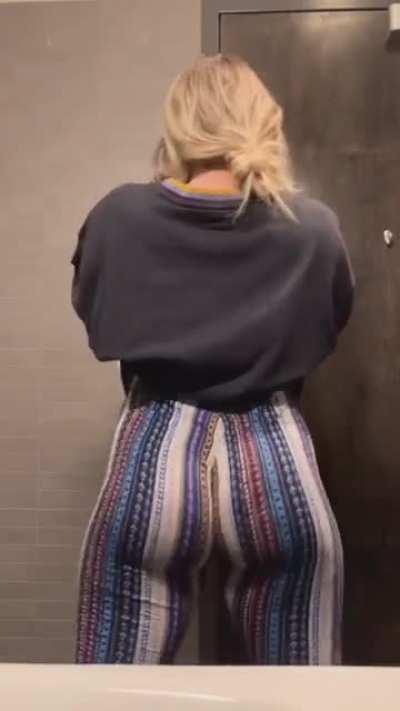 This PAWG has a thick dumper! 🤤🍑