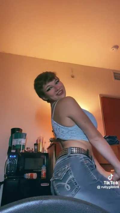 Ruby Giblin - Busty amateur college freshman (@rubygiblin6)