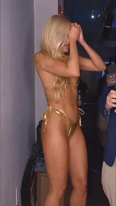 Look at Summer Rae‘s tight body