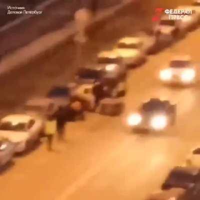 В Санкт-Петербурге пьяный мужчина угнал у дорожных рабочих каток и врезался в припаркованную машину