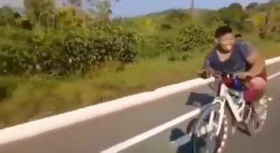 El grito le da el toque final al vídeo. Alguna vez se pegaron un palo así en la bici?