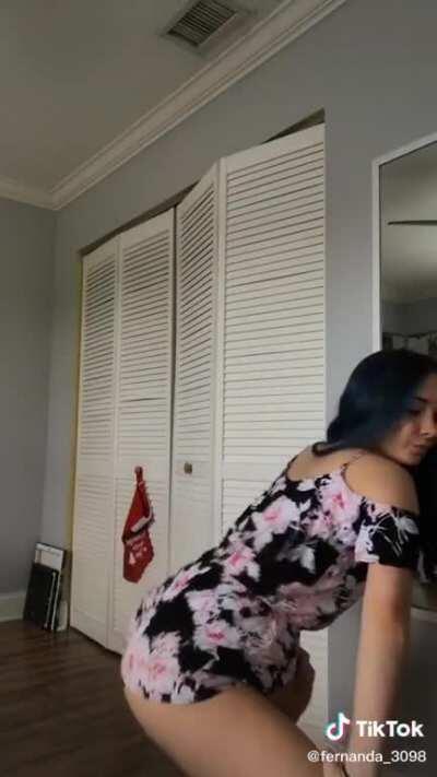 Tiene un culo algo bello 🔥😈