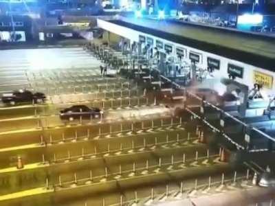 Impactante accidente en la Autopista Illia, mano al Centro, sector cabinas de peaje. #La Plata