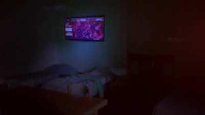 Silah alacak param yok, camdan atlarım.