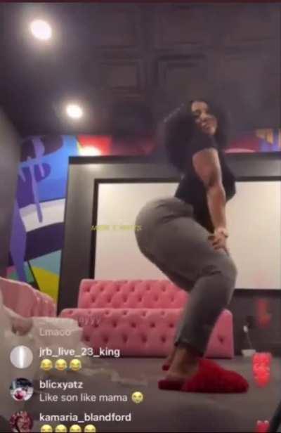 That booty is like the waves 🌊