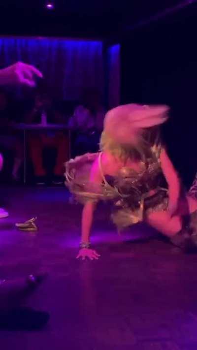 Laganja performing Physical last night 😌